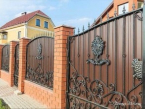 Кирпичный забор с ковкой  150 метров фото в Видном