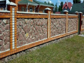 Кирпичный забор с камнем 12 метров фото в Видном