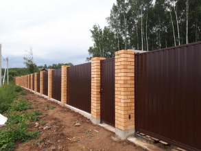 Кирпичный забор на ленточном фундаменте 12 метров фото в Видном