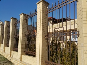 Кирпичный забор с ковкой  10 метров фото в Видном
